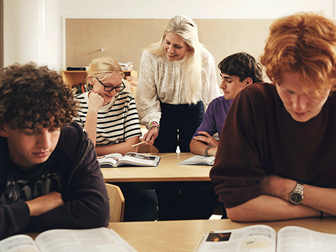 Klassrum med fyra elever och en lärare