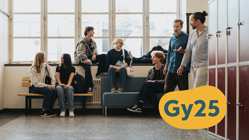 Elever och lärare i samtal under en avslappnad stund i skolans korridor