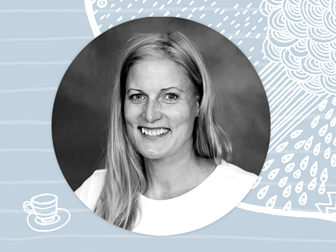 Svartvit bild på en kvinna som ler mot kameran