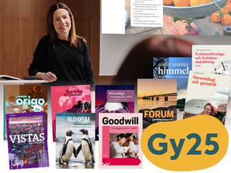 Kvinna med mörkt hår står vid podiet i en aula. Omslag till läromedel för gymnasiet i bildens nederkant