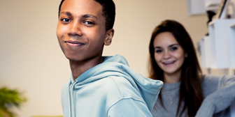 Två högstadieelever: en pojke och en flicka