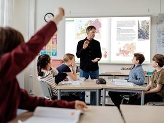 En lärare håller en demo för några elever i ett klassrum.
