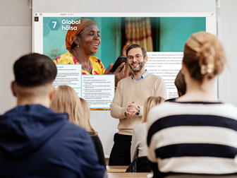 Elever tittar på en projektor där en lärare demonstrerar Lärarstöd+