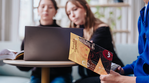 Två elever sitter vid en bärbar dator