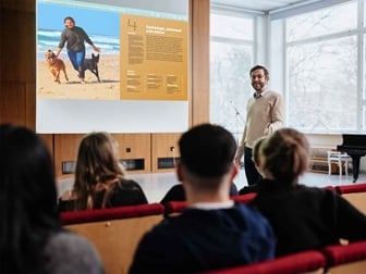 En lärare demonstrerar innehåll från Lärarstöd+ på en projektor