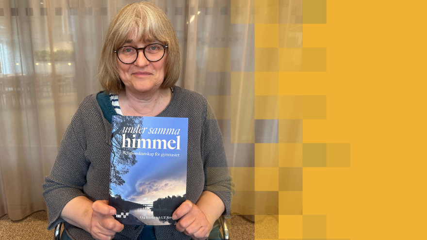 En förläggare håller i boken "Under samma himmel"
