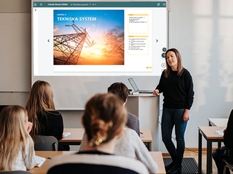 Lärare visar Lärarstöd+ för Teknik Direkt på en projektor