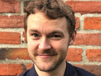 Man med brunt lockigt hår