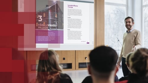 En lärare demonstrerar Lärarstöd+ för Forum vid en projektor