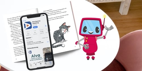 En mobil med appen Alva ligger på ett bord. Robindockan ligger bredvid.