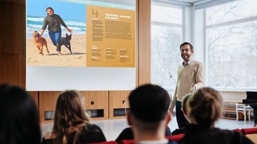 En lärare demonstrerar Lärarstöd+ vid en projektor