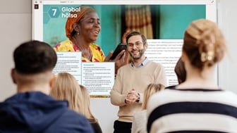 En lärare demonstrerar Lärarstöd+ vid en projektor