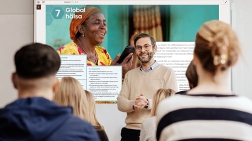 En lärare demonstrerar Lärarstöd+ vid en projektor